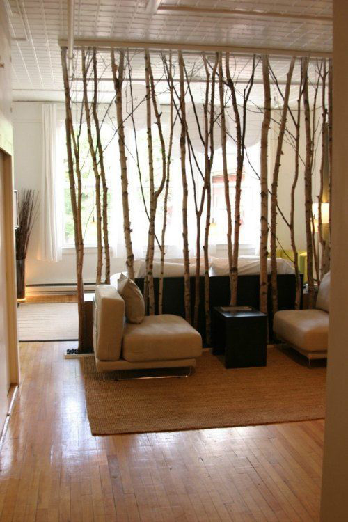 Bức vách thưa làm từ cành cây giúp ánh sáng lan tỏa khắp phòng và đem cảm giác thiên nhiên vào trong nhà.