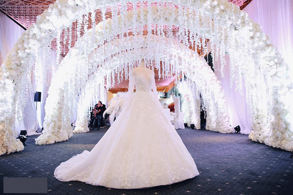 
Chiếc váy cưới giá 10.000 USD được trưng bày trong tiệc cưới.
