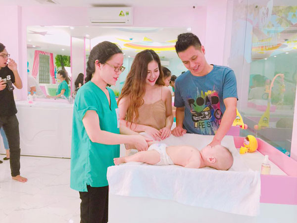 Cả gia đình hạnh phúc bên nhau sau những thị phi từ trên trời rơi xuống.
