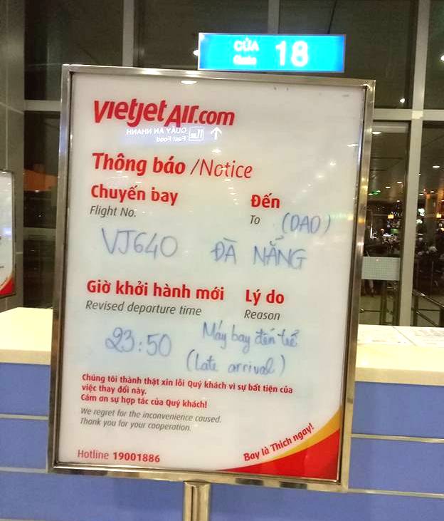 Thông báo lùi giờ bay của Vietjet Air được anh Toàn chụp lại.