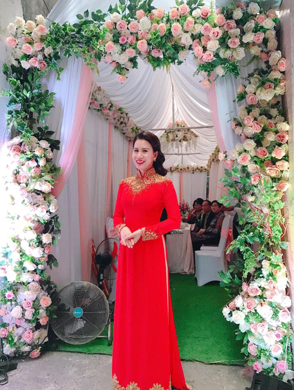 
Ngọc Hương diện áo dài đỏ mỉm cười hạnh phúc trong sự kiện trọng đại của cuộc đời.
