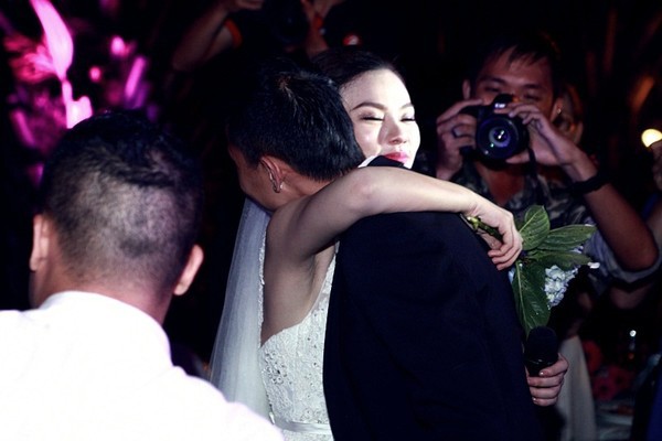 
Yêu nhau từ năm 18 tuổi đến tận khi 30 tuổi Thu Thủy mới kết hôn cùng bạn trai lâu năm.
