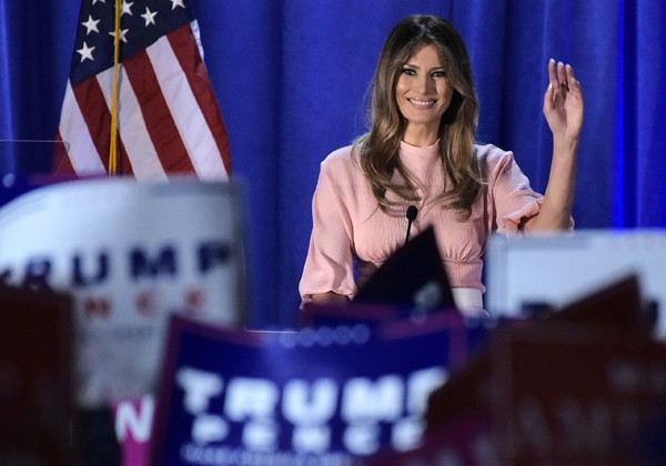 Từ khi ông Donald Trump lên làm Tổng thống, bà Melania rất tích cực với những hoạt động công ích và thường xuyên xuất hiện trước đám đông với nụ cười thân thiện.