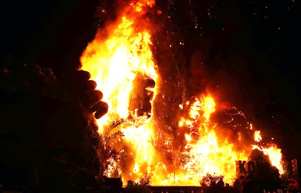 
Hiện trường vụ cháy kinh hoàng tại Lễ ra mắt phim Kong: Skull Island.

