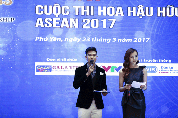 
Mạnh Cường tự tin trong vai trò MC Cuộc thi Hoa hậu hữu nghị Asean 2017.
