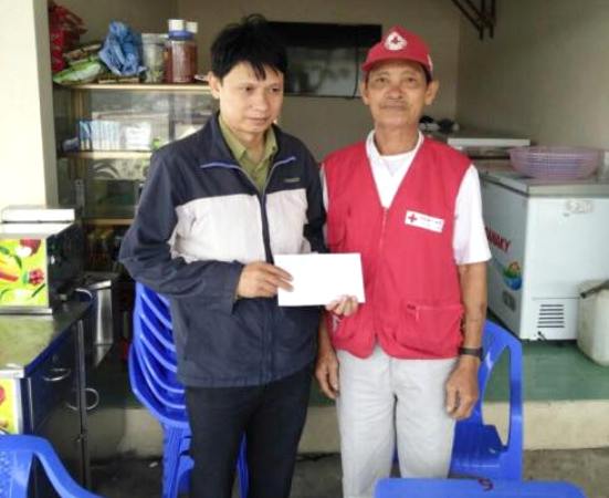 
Hội chữ thập đỏ huyện Cô Tô thăm hỏi và hỗ trợ gia đình nạn nhân. Ảnh: Đ.Tuỳ
