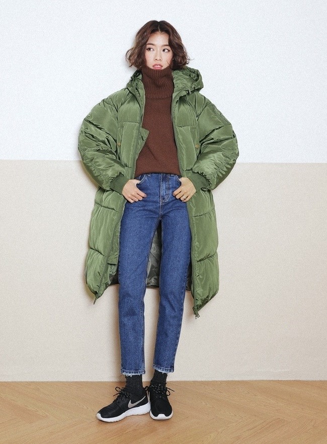 Chiếc quần jeans cắt gấu bụi bặm, áo len form rộng cổ lọ cá tính, khoác ngoài chiếc áo phao xanh rêu sẽ tạo nên một tổng thể cực chất - Ảnh: Internet