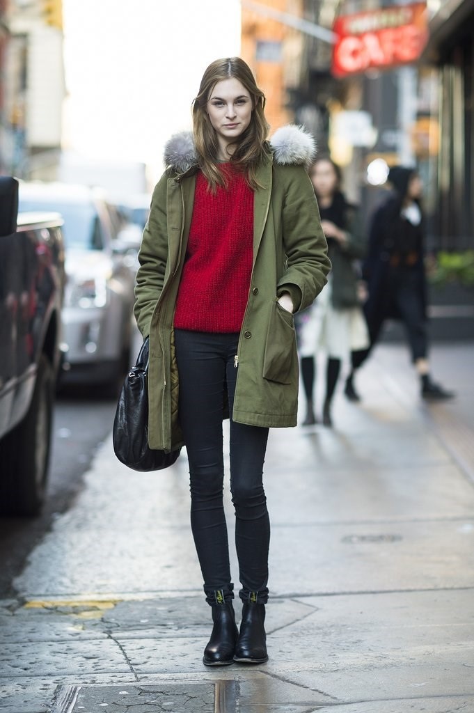 Một gợi ý tuyệt vời để bạn kết hợp cả hai màu sắc hot nhất mùa đông năm nay: Áo len đỏ, áo khoác kaki xanh rêu, quần jeans skinny và boots - Ảnh: Internet