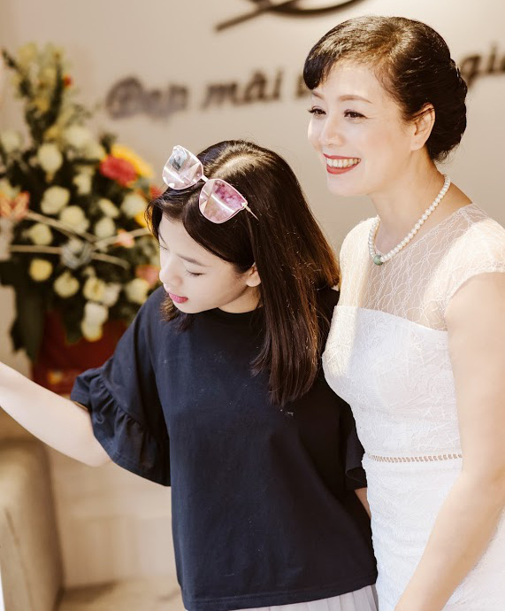 
Con gái Hồng Khanh xinh xắn bên mẹ
