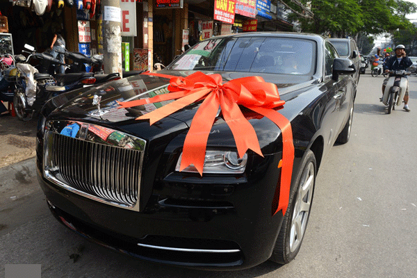 
Xe Rolls-Royce có giá gần 20 tỷ được dùng làm quà cưới dành tặng cô dâu.
