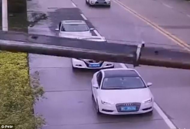 
Chiếc xe đang đi rất b&igrave;nh thường như nhiều phương tiện tham gia giao th&ocirc;ng kh&aacute;c.
