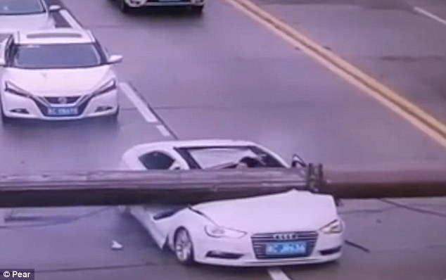 
Bất ngờ xe bị cần cẩu rơi xuống.
