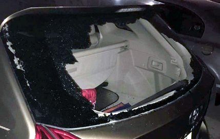 
Chiếc xe bị kẻ gian đập vỡ kính sau để trộm tài sản.
