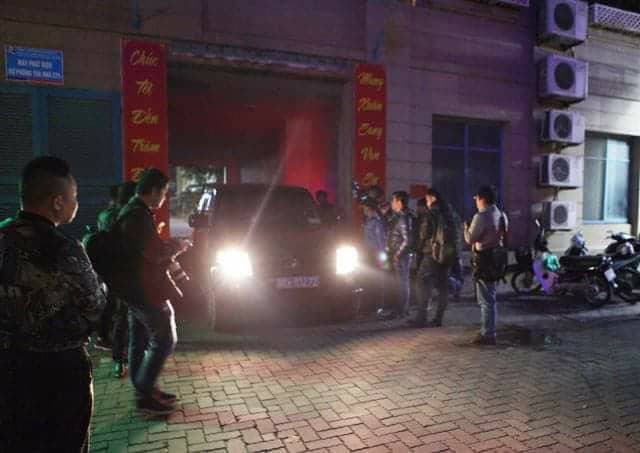 
Chiếc xe của lực lượng Cảnh sát trật tự cũng bắt đầu rời khỏi khu nhà riêng của ông Đinh La Thăng.
