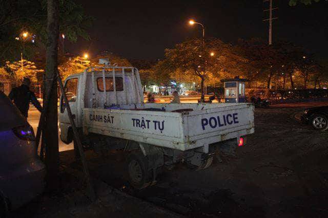 
Chiếc xe của lực lượng Cảnh sát trật tự cũng bắt đầu rời khỏi khu nhà riêng của ông Đinh La Thăng.
