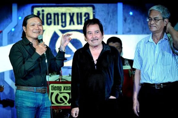 
Nhạc sĩ Vũ Xuân Hùng (giữa) là người viết lời Việt cho nhiều ca khúc nhạc ngoại

