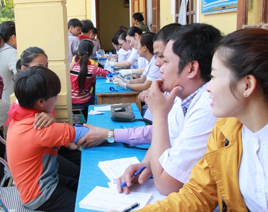 
Các bác sĩ lấy máu xét nghiệm gần 200 học sinh Trường tiểu học- THCS Hạnh Dịch (huyện Quế Phong, Nghệ An) sau khi nhiều em tại trường mắc viêm cầu thận cấp. Ảnh: H.L
