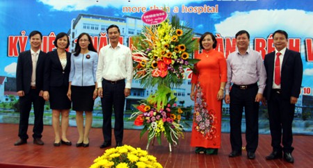
Đồng chí Dương Văn Tiến (áo trắng) - Phó Chủ tịch UBND tỉnh Yên Bái tặng hoa chúc mừng Bệnh viện Đa khoa Yên Bái kỷ niệm 1 năm khánh thành.
