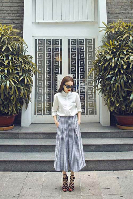 Yến Trang với chiếc quần culottes có phần ống siêu rộng, khiến nó trông không khác gì một chiếc chân váy midi