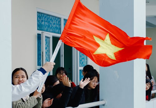 Học sinh THPT chuyên Thái Bình vẫy cờ chúc mừng chiến thắng của U23 Việt Nam. Ảnh: Khoảnh khắc chuyên Thái Bình.