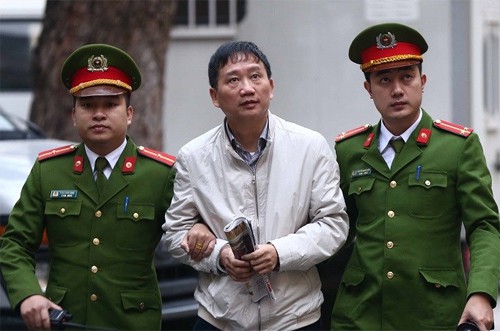 
Bị cáo Trịnh Xuân Thanh bị áp giải vào phòng xử án. Ảnh: TTXVN
