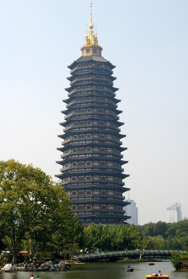 
Chùa Tianning đã bị phá huỷ và được xây dựng lại 5 lần. Thời điểm xây dựng lại cuối cùng là vào năm 2007. Hiện chùa Tianning là ngôi chùa cao nhất thế giới.
