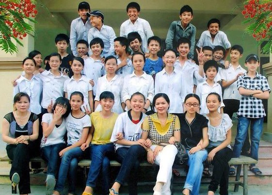Trong ảnh, Bùi Tiến Dũng mặc áo trắng, đứng giữa hàng sau cùng. Cô giáo Phan Tuyết Hoa ngồi hàng đầu. Ảnh: Tiền Phong.
