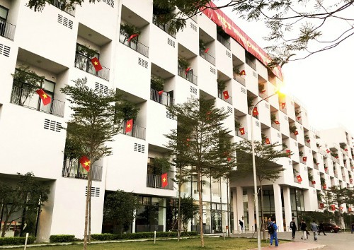 
T&ograve;a nh&agrave; hiệu bộ của Đại học FPT rợp cờ đỏ sao v&agrave;ng. Ảnh: Phương Phạm
