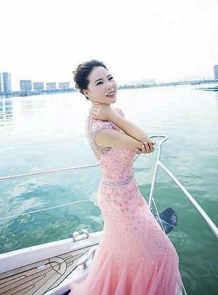H&igrave;nh ảnh Ch&acirc;u Vinh Khải trong bộ ảnh cưới với nụ cười đầy hạnh ph&uacute;c.