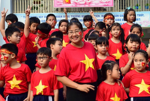 Học sinh trong trang phục áo thun cờ đỏ sao vàng. Ảnh: Tiểu học Nguyễn Văn Trỗi.