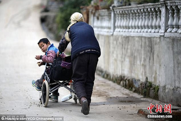 Cụ Shi n&oacute;i c&ograve;n sức th&igrave; cụ sẽ c&ograve;n đẩy ch&aacute;u tới trường.