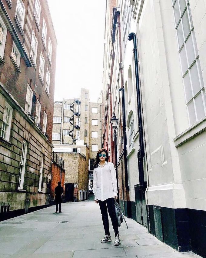 Áo sơ mi oversized được Huyền My mix cùng skinny đen và sneaker khỏe khoắn.