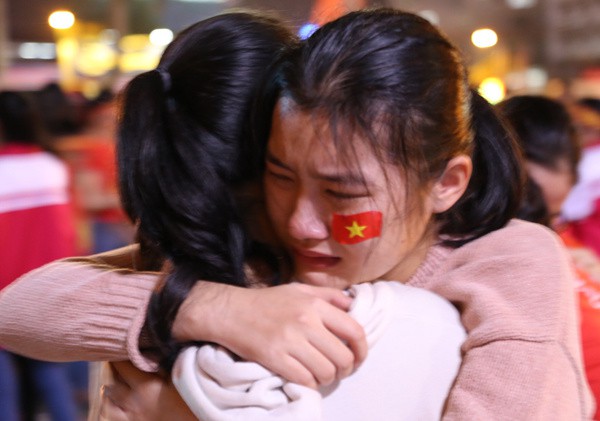Trận đấu kết thúc, nhưng hai cô gái ở Quảng Trị vẫn đứng mãi, ôm chặt nhau bật khóc. Ảnh: VnExpress
