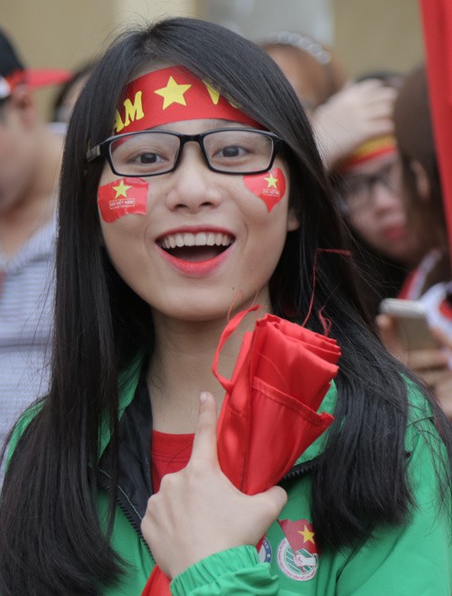 Nữ cổ động viên Học viện Tài chính reo hò mỗi khi đội tuyển Việt Nam có một đường bóng đẹp. Ảnh: Nguyễn Đức Việt