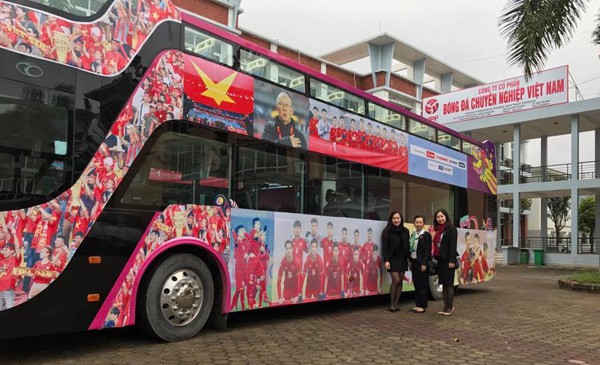 Chiếc xe buýt mui trần được trang trí đặc biệt để chuẩn bị đón thầy trò HLV Park Hang-seo. Dự kiến sau khi xuống sân bay đội sẽ ngồi trên chiếc xe này để diễu hành một kilomet. Ảnh: VNE