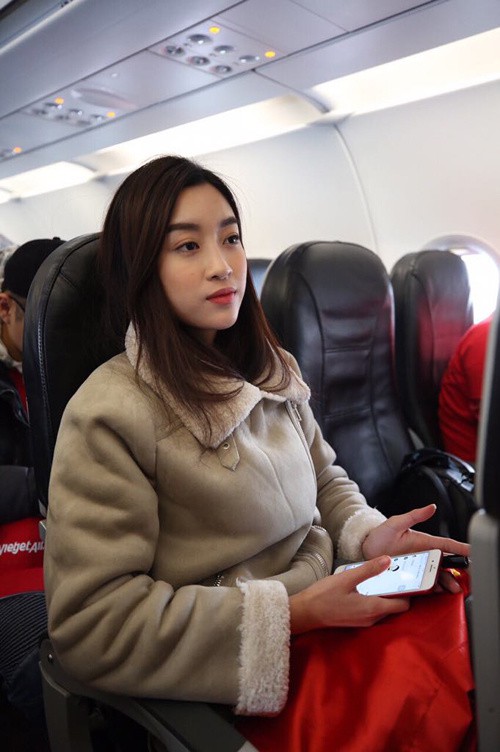 
Đỗ Mỹ Linh là Hoa hậu Việt Nam 2016 đã được ngồi cùng đội tuyển trên chuyến bay. Ảnh: VNE
