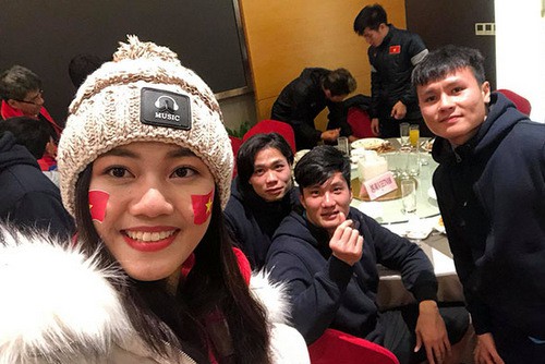 Á hậu Thanh Tú là người may mắn nhất khi được trực tiếp nói lời chúc mừng đến các thành viên trong đội tuyển U23 Việt Nam ngay sau trận chung kết. Cô chia sẻ khoảnh khắc này trên trang cá nhân với niềm hạnh phúc. Trước đó, Thanh Tú cũng là một trong những nghệ sĩ Việt đầu tiên có mặt ở Thường Châu, Trung Quốc để xem trận chung kết.
