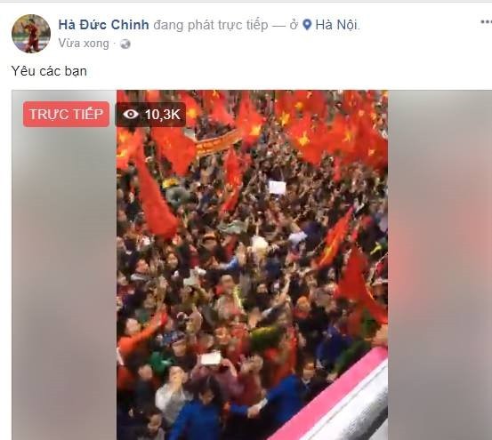 Hà Đức Chinh trở thành tâm điểm chú ý khi livestream không khí mọi người chào đón U23 Việt Nam. Anh hiện ngồi trên xe gửi lời cảm ơn và xúc động trước tình cảm của người hâm mộ dành cho cả đội. Ảnh chụp màn hình.
