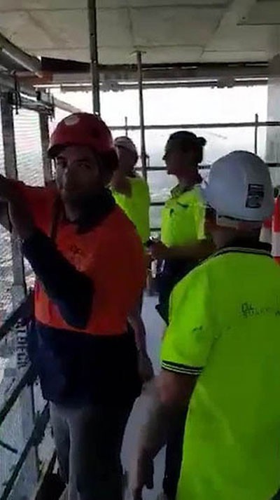 Nh&oacute;m c&ocirc;ng nh&acirc;n x&acirc;y dựng kh&ocirc;ng ngại ng&ugrave;ng xem trộm cảnh m&acirc;y mưa.