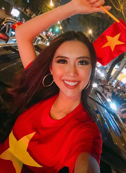 Vừa trở về, người đẹp nhanh chóng xuống đường mừng U23 Việt Nam trên xe mui trần. Cô cho biết những ngày qua, cô ở Ai Cập cũng sốt ruột vì không được xem trận đấu cũng như hòa chung không khí với người hâm mộ.