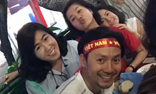 Rapper Tiến Đạt ăn mừng cùng những người bạn. Anh cho biết đã chạy ngoài đường như một người điên vì quá vui trước thành công của U23 Việt Nam.