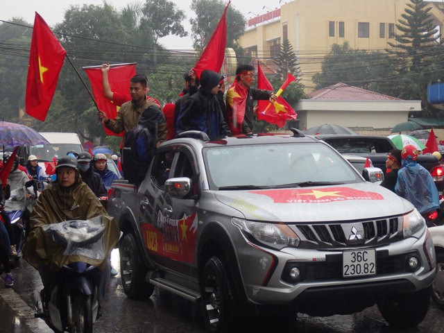 Người dân thành phố Thanh Hóa xuống đường trước giờ tuyển Việt Nam đá chung kết với Uzbekistan