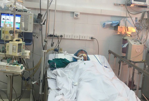 Bé gái đang điều trị tại Bệnh viện Bạch Mai. Ảnh: Lê Thủy.  