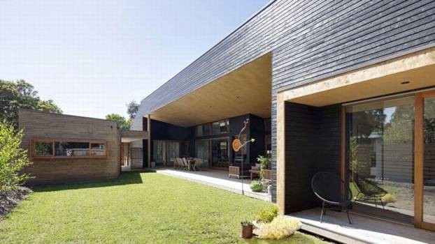 Kiến trúc sư Adrian Bonomi đã thiết kế một ngôi nhà một tầng nhỏ gọn có tính năng kết nối mạnh mẽ với thiên nhiên. Ngôi nhà được xây dựng từ các vật liệu tự nhiên, lắp đặt hệ thống kính để đem lại tầm nhìn toàn cảnh tuyệt đẹp