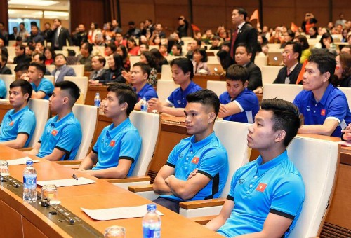 
Chủ tịch Quốc hội đón tiếp tuyển thủ U23 tại hội trường Diên Hồng. Ảnh: Giang Huy
