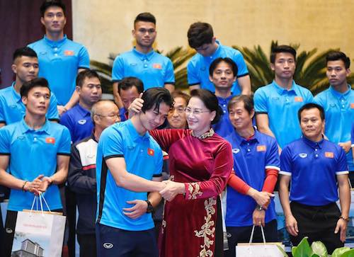 
Chủ tịch Quốc hội đón tiếp tuyển thủ U23 tại hội trường Diên Hồng. Ảnh: Giang Huy
