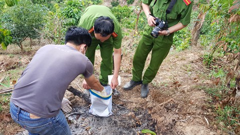 
Thu mẫu vật quần áo mà Vũ đốt
