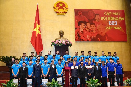
Chủ tịch Quốc hội chụp hình lưu niệm với Ban huấn luyện và các tuyển thủ U23. Ảnh: Giang Huy.
