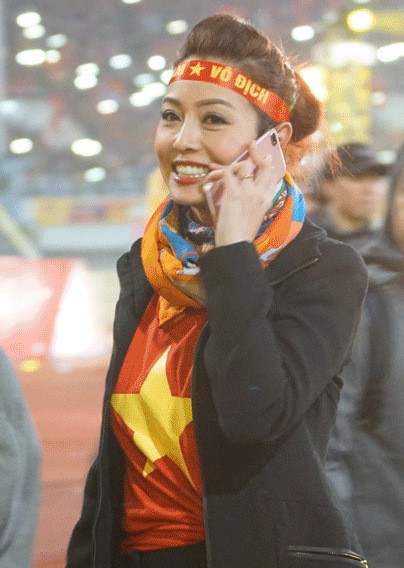 
Jennifer Phạm mặc áo cờ đỏ sao vàng, đeo dải băng Việt Nam vô địch trên đầu. Tuy vuột mất cúp vàng, các cầu thủ U23 Việt Nam được người hâm mộ yêu mến và tôn vinh như những người hùng.
