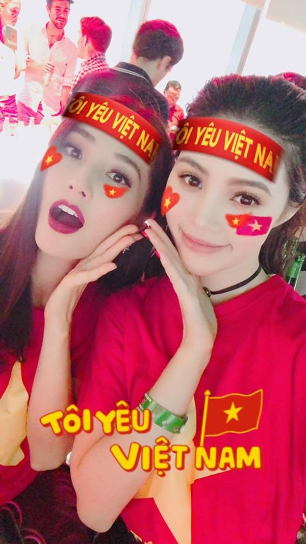 Diễm My và Jolie Nguyễn đã lập kèo xem trận chung kết và không quên khoác lên mình màu cờ sắc áo